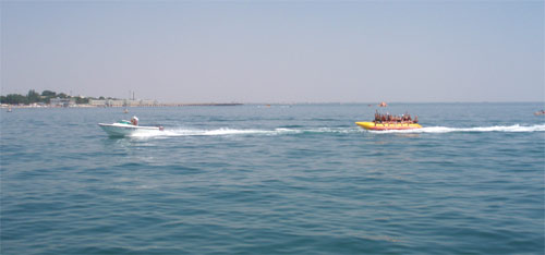 Чорне море влітку відпочинок на воді катери водні засоби плавання водний транспорт туризм