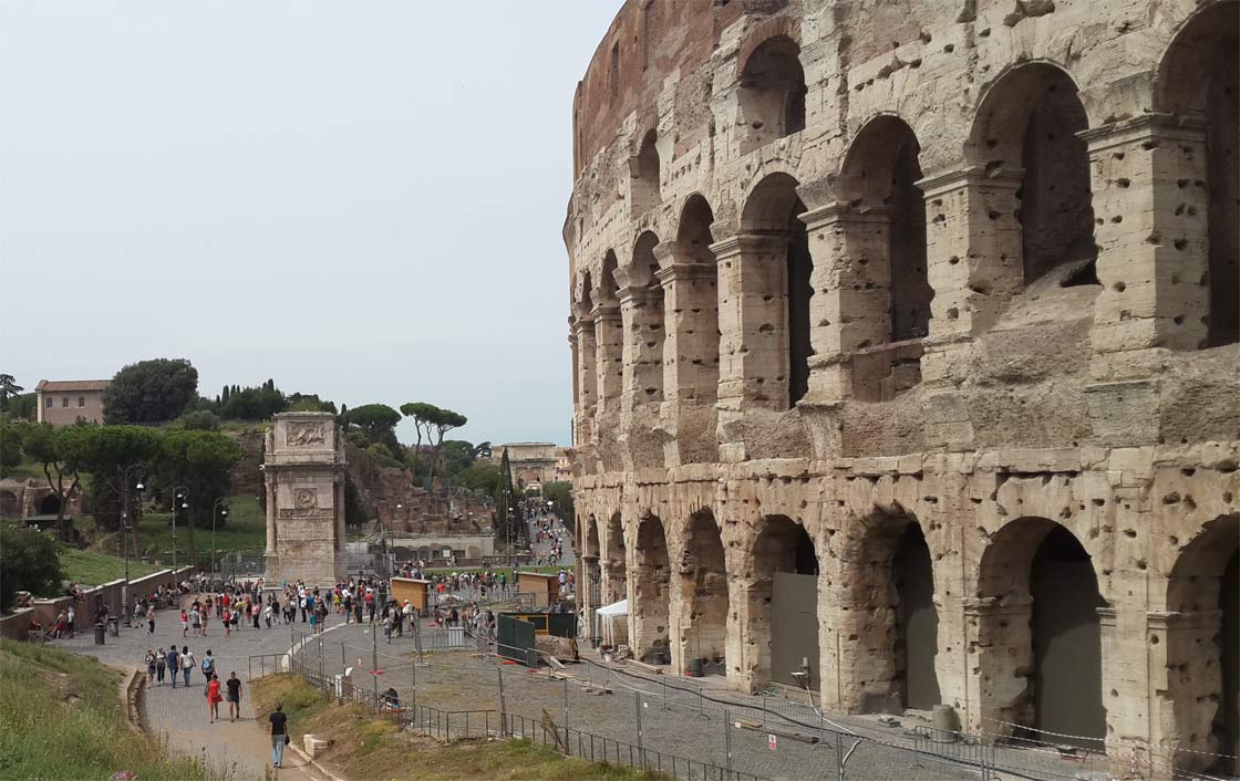 Колізей у Римі зовнішній вигляд Колізею Італія як виглядає яку форму має які змагання проводились історичні події і факти доповідь про Колізей в Італії дітям
