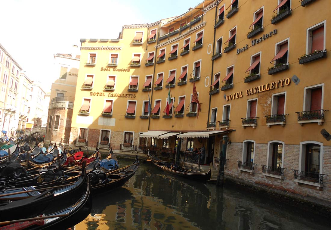 Як виглядає Венеція місто фото канали у місті гондоли і судна для плавання по Венеції чому Венеція на воді факти куди піти що побачити відвідати острови готель Cavalletto hotel