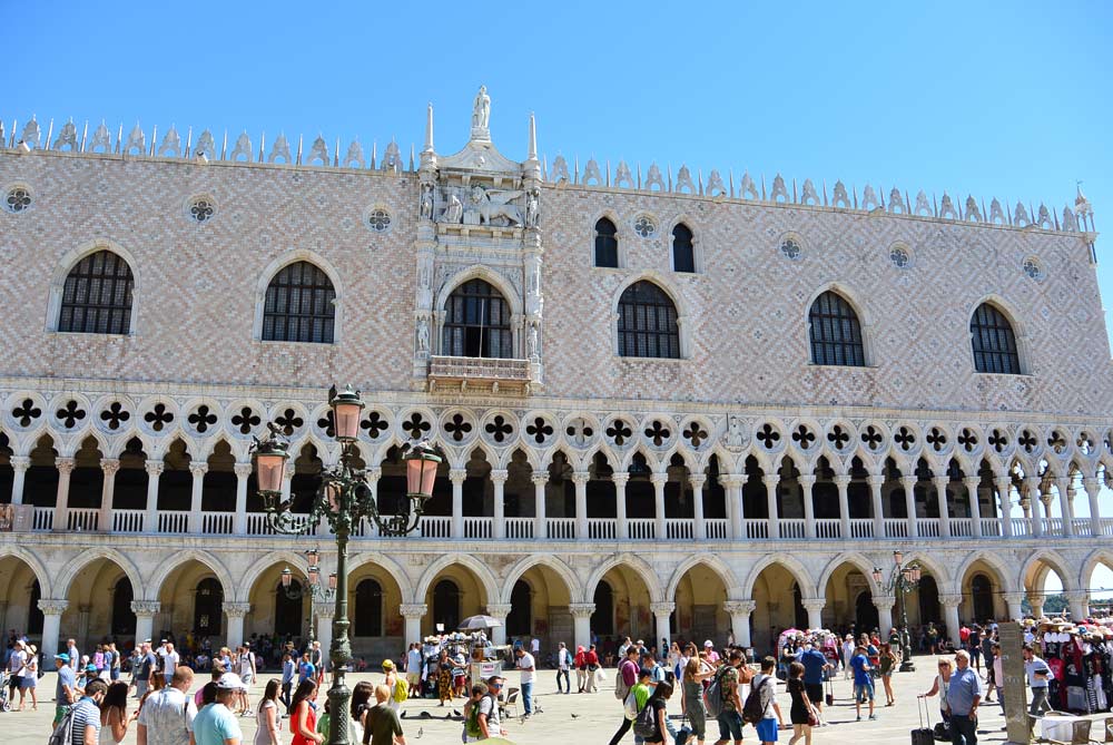 Площа святого Марка Венеція Італія історія і опис міста характеристика архітектура відпочинок туризм інформація для туристів розповідь про пам'ятки що оглянути в Венеції де варто піти St. Mark's Square Venice Italy 