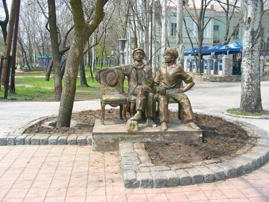 Пам'ятник Остапу Бендеру і Шурі Балаганову, Бердянськ