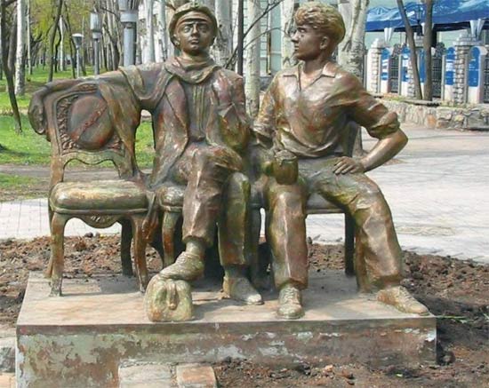 Пам'ятник Остапу Бендеру і Шурі Балаганову, Бердянськ