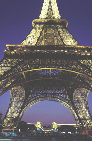 Ейфелева вежа у Парижі вночі як виглядає який вигляд має розповідь про Ейфелеву башту в столиці Франції доповідь опис Ейфелевої вежі повідомлення визначні пам'ятки Франції